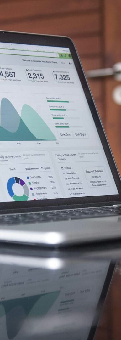 Gráficos y datos de análisis en una pantalla de computadora portátil.